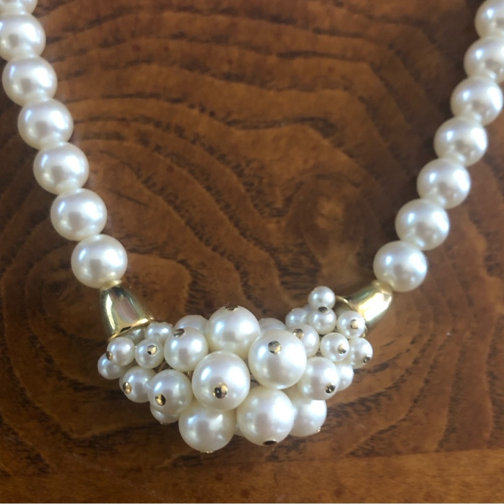 Vintage cream glass pearl cluster gold plated necklace - Picture 8 of 11
